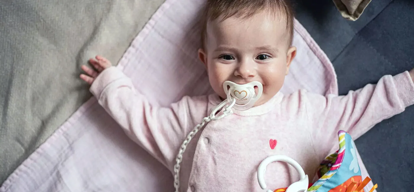 Emzikle uyuyan bebek