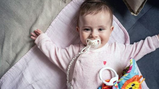 Emzikle uyuyan bebek