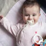 Emzikle uyuyan bebek