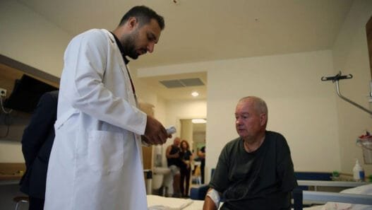 Kolunu Kaybeden İngiliz Hastanın Yıllardır Çektiği Ağrılar Eskişehir'de Azaltıldı