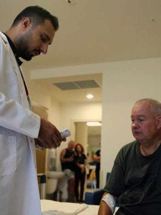 Kolunu Kaybeden İngiliz Hastanın Yıllardır Çektiği Ağrılar Eskişehir'de Azaltıldı