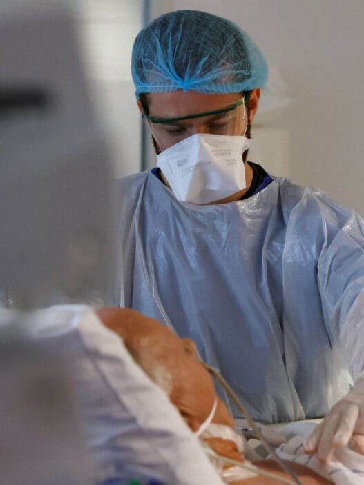 COVID-19 Geçirenlerde Kalp Krizi, Felç ve Ölüm Riski İki Kat Artıyor