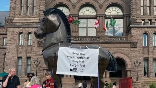 Kanada'da Sağlıkta Özelleştirme Karşıtı Protestolar: Truva Atı Sembolü Dikkat Çekiyor