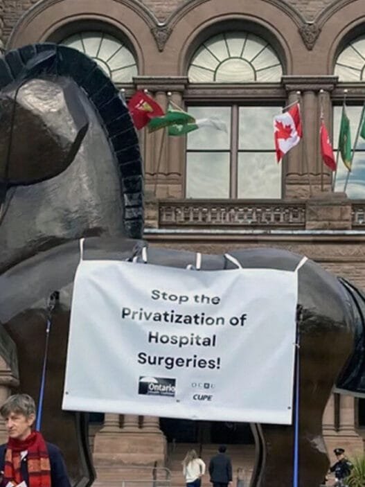 Kanada'da Sağlıkta Özelleştirme Karşıtı Protestolar: Truva Atı Sembolü Dikkat Çekiyor