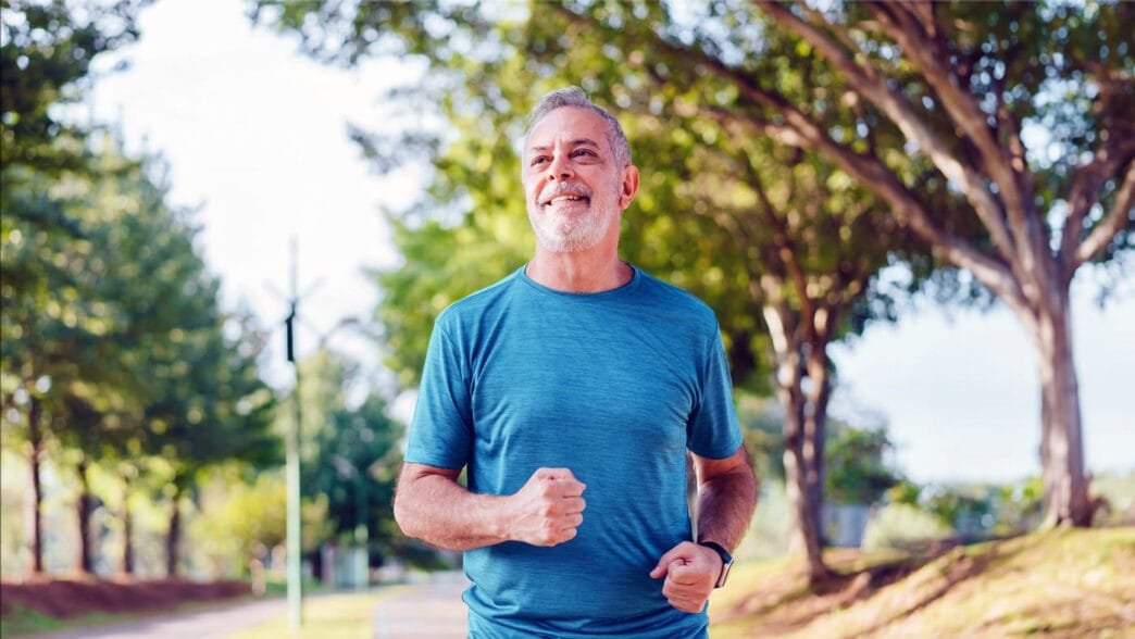 Egzersiz yapan orta yaşlı erkek