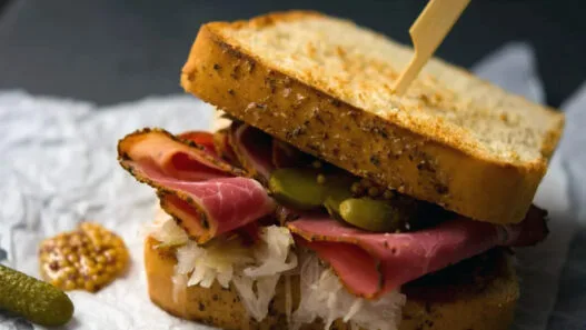 Jambon içeren sandviç