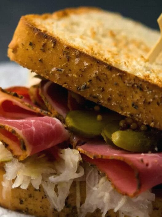 Jambon içeren sandviç