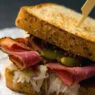 Jambon içeren sandviç