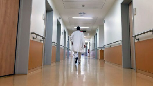 Hasta olmayan bir hastanede yürüyen doktor