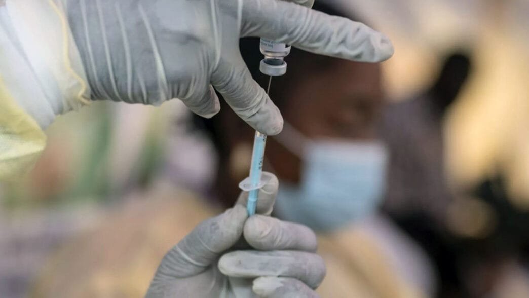 Bir hemşire Ekim 2024'te Demokratik Kongo Cumhuriyeti'nde mpox aşısı yapmaya hazırlanıyor.