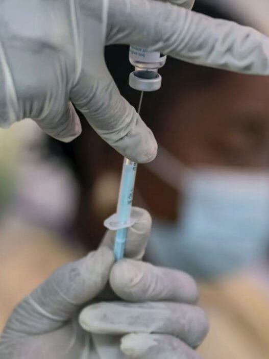 Bir hemşire Ekim 2024'te Demokratik Kongo Cumhuriyeti'nde mpox aşısı yapmaya hazırlanıyor.