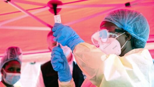 Bir sağlık personeli, Uganda'nın Kampala kentindeki Mulago Hastanesi'nde aşıyı uygulamaya hazırlanırken