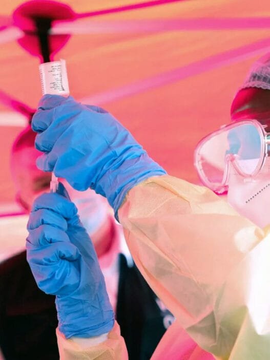 Bir sağlık personeli, Uganda'nın Kampala kentindeki Mulago Hastanesi'nde aşıyı uygulamaya hazırlanırken