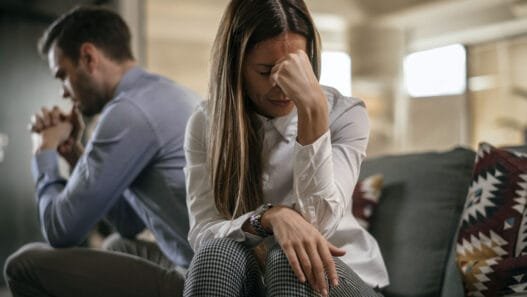 Kadınlar Neden Daha Uzun Yaşıyor? Bilim İnsanları Genetik, Hormonlar ve Yaşam Tarzını Araştırıyor